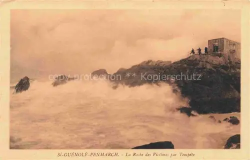 AK / Ansichtskarte Saint-Guenole Penmarch QUIMPER 29 Finistere Roche-des-Victimes Sturm Wellen Felsen Kueste Personen