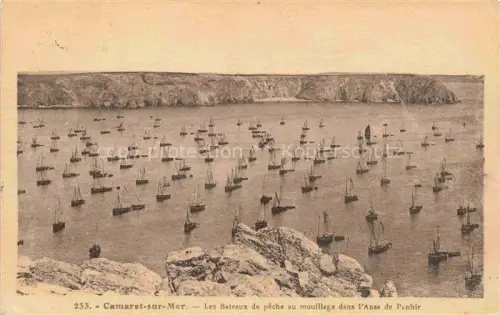 AK / Ansichtskarte Camaret-sur-Mer Chateaulin 29 Finistere Anse-de-Penhir Fischerboote Flotte Ankerplatz Klippen Meer Felsen