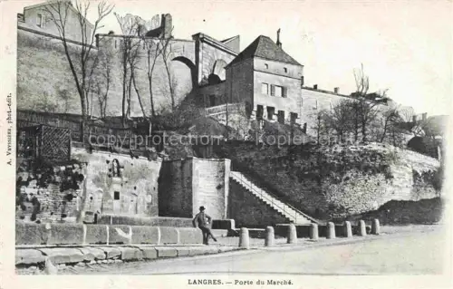 AK / Ansichtskarte LANGRES 52 Haute-Marne Porte-du-Marché Stadtmauer Stadttor Treppe Passant Befestigungsanlage Baeume