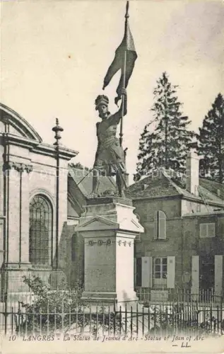 AK / Ansichtskarte LANGRES 52 Haute-Marne Statue-de-Jeanne-d Arc Denkmal Bronzestatue Fahne Kirche Baeume