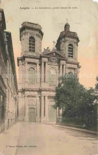 AK / Ansichtskarte LANGRES 52 Haute-Marne Cathédrale Kirchenportal Tuerme Fassade Barockarchitektur Strasse