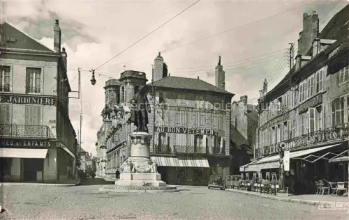 AK / Ansichtskarte LANGRES 52 Haute-Marne Place-Diderot Denkmal-Diderot Au-Bon-Vêtement Jardinière Café Pflastersteine Kirche