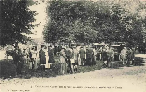AK / Ansichtskarte DREUX 28 Eure-et-Loir Forêt-de-Dreux Jagdgesellschaft Pferdekutschen Automobile Elegante-Kleidung Wald Jagd-Rendez-vous