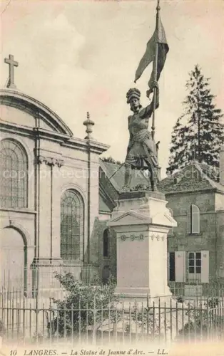 AK / Ansichtskarte LANGRES 52 Haute-Marne Statue-Jeanne-d Arc Statue Kirche Denkmal Fahne Gitter Baeume