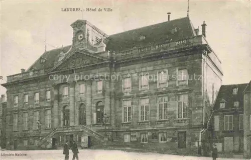 AK / Ansichtskarte LANGRES 52 Haute-Marne Hôtel-de-Ville Rathaus Treppe Uhr Passanten Platz Fassade