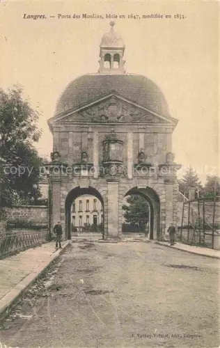 AK / Ansichtskarte LANGRES 52 Haute-Marne Porte-des-Moulins Stadttor Kuppel Torbogen Personen Strasse Barockportal