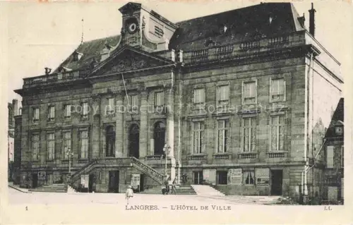 AK / Ansichtskarte LANGRES 52 Haute-Marne Hôtel-de-Ville Rathaus Freitreppe Uhr Fassade Platz Klassizismus