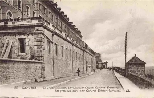 AK / Ansichtskarte LANGRES 52 Haute-Marne Grand-Séminaire Caserne-Carteret-Trécourt Kaserne Strasse Personen Militaer Gebaeude