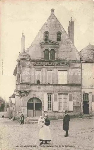 AK / Ansichtskarte CHATEAUDUN 28 Eure-et-Loir Vieille-Maison Rue-de-la-Cuirasserie historisches-Haus Frau Kind Mann Fassade Renaissance
