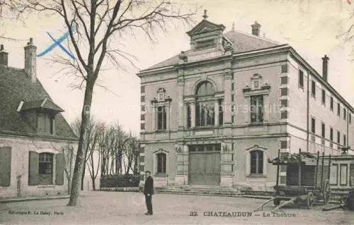 AK / Ansichtskarte CHATEAUDUN 28 Eure-et-Loir Théâtre Fassade Platz Mann Baum Fuhrwerk Héliotypie