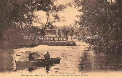 AK / Ansichtskarte Cloyes-sur-le-Loir Chateaudun 28 Eure-et-Loir Vannage-des-Grands-Moulins Loir Fluss Boot Wehr Muehle Baeume Maenner