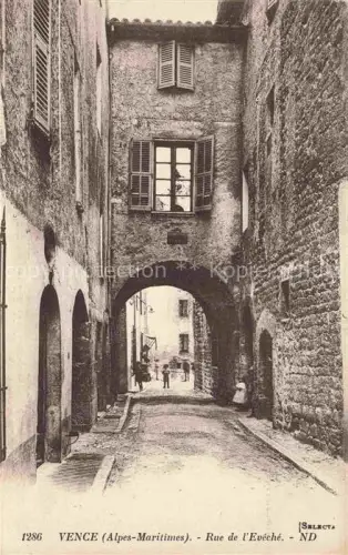 AK / Ansichtskarte Vence-la-Jolie GRAssE 06 Alpes-Maritimes Rue-de-l Evéché Gasse Torbogen Altstadt Fenster Laeden Passanten mittelalterlich