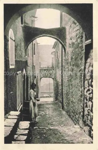 AK / Ansichtskarte Vence-la-Jolie GRAssE 06 Alpes-Maritimes Rue-Sainte-Luce Torbogen Gasse Frau Altstadt Steinmauern
