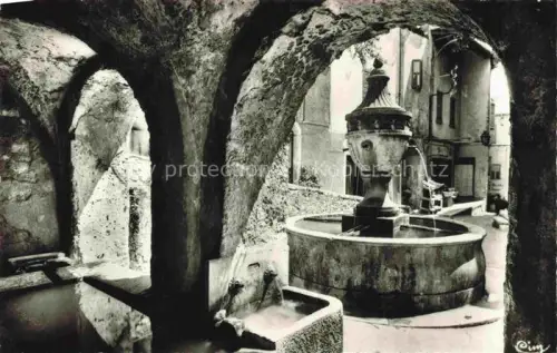 AK / Ansichtskarte Saint-Paul-de-Vence 06 Alpes-Maritimes Vieille-Fontaine-de-1880 Remparts Brunnen Torbogen Arkaden Gasse Altstadt