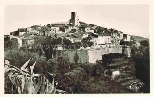 AK / Ansichtskarte Saint-Paul-de-Vence 06 Alpes-Maritimes Altstadt Kirchturm Stadtmauer Agave Huegel Daecher Baeume Gesamtblick