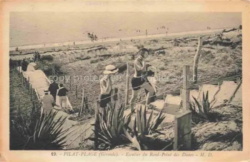 AK / Ansichtskarte Pilat-Plage Arcachon 33 Gironde Escalier Rond-Point-des-Dunes Duenen Strand Badegaeste Agave Holzsteg Meer