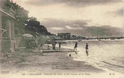 AK / Ansichtskarte ARCACHON 33 Gironde Coucher-de-soleil Casino-de-la-Plage Strand Badegaeste Strandhuette Jetee Boote Abendstimmung