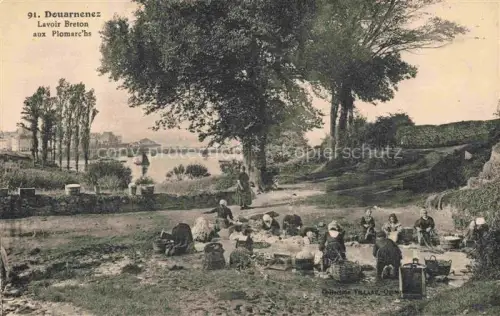 AK / Ansichtskarte Douarnenez QUIMPER 29 Finistere Lavoir-Breton Plomarc hs Waschfrauen Koerbe Fluss Segelboote Baeume Tracht