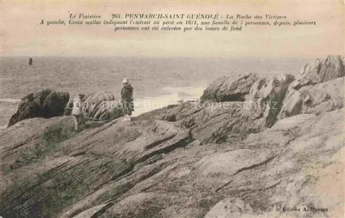 AK / Ansichtskarte Saint-Guenole Penmarch QUIMPER 29 Finistere Roche-des-Victimes Felsen Meer Kueste Personen Kreuz