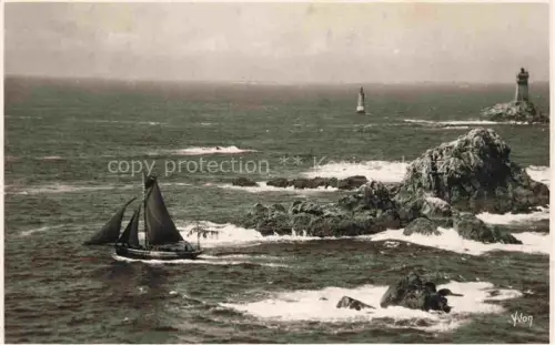 AK / Ansichtskarte Pointe du Raz 29 QUIMPER Finistere Phare-de-la-Vieille Leuchtturm Meer Segelboot Felsen Wellen Kueste
