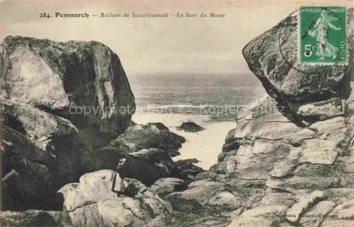 AK / Ansichtskarte Penmarch QUIMPER 29 Finistere Rochers-de-Saint-Guénolé Saut-du-Moine Felsen Meer Kueste Frau Tracht