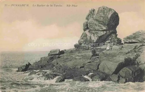 AK / Ansichtskarte La Torche Penmarch 29 Finistere Rocher-de-la-Torche Felsen Kueste Meer Personen Wellen