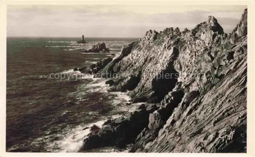 AK / Ansichtskarte Pointe du Raz 29 QUIMPER Finistere Pointe-du-Raz Felsen Kueste Leuchtturm Atlantik Wellen Bretagne