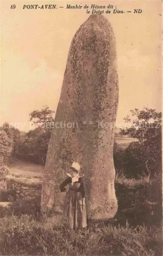 AK / Ansichtskarte Pont-Aven Quimper 29 Finistere Menhir-de-Hénan Doigt-de-Dieu Menhir Megalith Frau Tracht Coiffe Bretagne