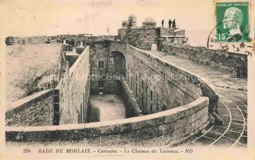 AK / Ansichtskarte Carantec Morlaix 29 Finistere Château-du-Taureau Fort Festung Mauer Zinnen Personen Rade