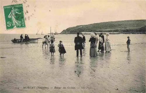 AK / Ansichtskarte Morgat Chateaulin 29 Finistere Strand Meer Boot Klippen Ausfluegler Retour-des-Grottes Kueste Spaziergaenger