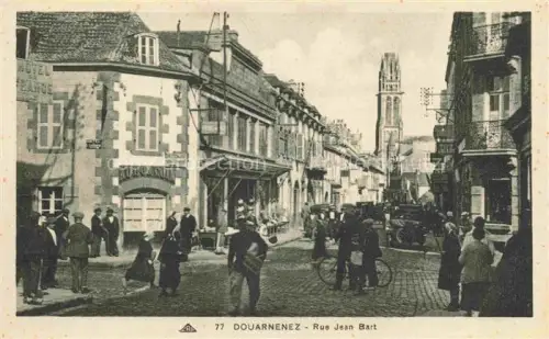 AK / Ansichtskarte Douarnenez QUIMPER 29 Finistere Rue-Jean-Bart Strassenszene Passanten Fahrrad Auto Kirchturm Hotel-de-France Geschaefte
