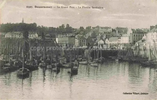 AK / Ansichtskarte Douarnenez QUIMPER 29 Finistere Grand-Port Flotille-Sardiniere Fischerboote Stadtansicht Kirchturm Hafen