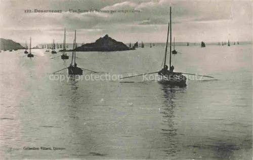 AK / Ansichtskarte Douarnenez QUIMPER 29 Finistere Fischerboote Segelboote Felsen Meer Ausfahrt ruhige-See