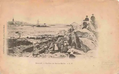 AK / Ansichtskarte ROSCOFF 29 Finistere Roches-de-Sainte-Barbe Felsen Strand Meer Kinder Segelboot Kirchturm Ebbe