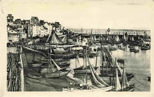 AK / Ansichtskarte Douarnenez QUIMPER 29 Finistere Le-Port Quais Fischerboote Segelboote Hafen Stadtansicht Fischereihafen