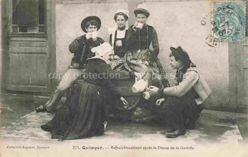 AK / Ansichtskarte QUIMPER 29 Finistere Gavotte Bretonische-Tracht Volkstanz Pause Trinken Frauen Maenner Tracht