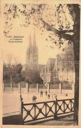 AK / Ansichtskarte QUIMPER 29 Finistere Préfecture Partie-ancienne Kirchturm Kathedrale Zaun Baum Passanten