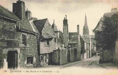 AK / Ansichtskarte QUIMPER 29 Finistere Rue-Royale Cathédrale Altstadtgasse Steinhaueser Kirchturm