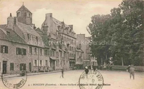 AK / Ansichtskarte ROSCOFF 29 Finistere Maison-Gaillard Grand-Hôtel-des-Bains Platz Baeume Passanten Altstadthaeuser