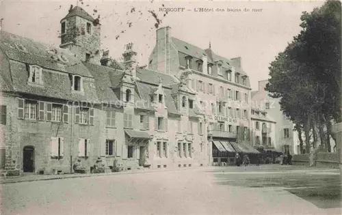 AK / Ansichtskarte ROSCOFF 29 Finistere Hôtel-des-Bains-de-Mer Hotel Platz Kuestenort Baeume Passanten