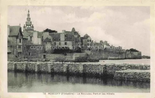 AK / Ansichtskarte ROSCOFF 29 Finistere Nouveau-Port Hotels Hafen Stadtmauer Kirchturm Meer Kueste