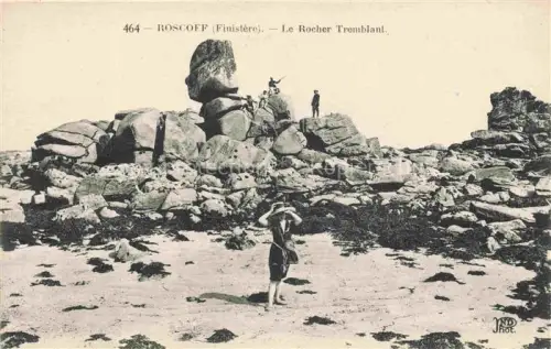 AK / Ansichtskarte ROSCOFF 29 Finistere Rocher-Tremblant Felsen Ebbe Frau Touristen Kueste Algen