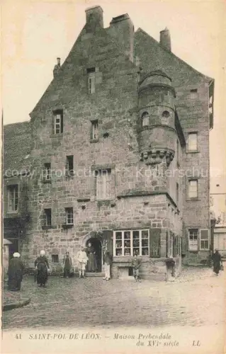 AK / Ansichtskarte Saint-Pol-de-Leon MORLAIX 29 Finistere Maison-Prébendale Treppenturm Renaissance Kopfsteinpflaster Passanten Breton