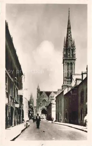 AK / Ansichtskarte Saint-Pol-de-Leon MORLAIX 29 Finistere Kreisker Kirchturm Strasse Kathedrale Passanten Geschaefte
