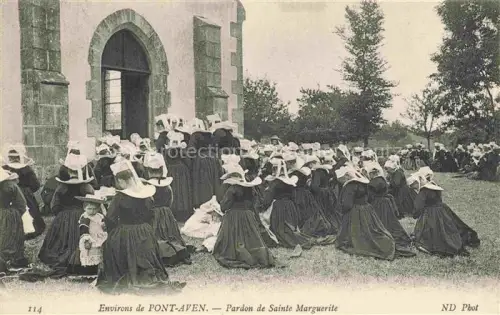 AK / Ansichtskarte Pont-Aven Quimper 29 Finistere Pardon-de-Sainte-Marguerite Bretonische-Tracht Frauen Kirche Religioese-Prozession Haube Gebet