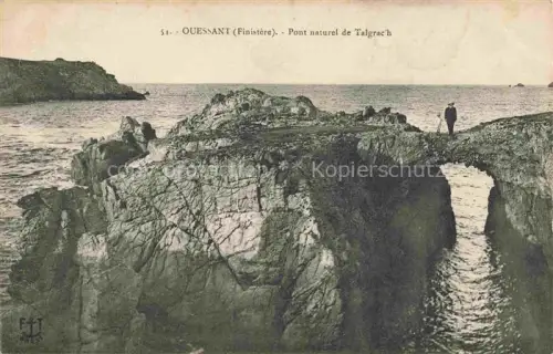 AK / Ansichtskarte Ile d Ouessant Ile de 29 Finistere Pont-naturel-de-Talgrac h Felsen Meer Kueste Naturbogen Mann Place-des-Vosges