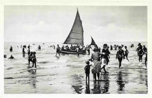 AK / Ansichtskarte LE TOUQUET-PARIS-PLAGE Le Montreuil 62 Pas-de-Calais L Heure-du-Bain Strand Segelboot Badegaeste Meer Sommer Kinder