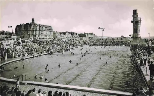 AK / Ansichtskarte LE TOUQUET-PARIS-PLAGE Le Montreuil 62 Pas-de-Calais La-Piscine Schwimmbad Sprungturm Hotel Menschenmenge Kueste Badegaeste