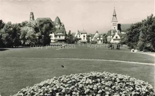 AK / Ansichtskarte LE TOUQUET-PARIS-PLAGE Le Montreuil 62 Pas-de-Calais Jardin Rasen Villen Kirche Blumenbeete Park Baeume Grande-Rue Strasbourg