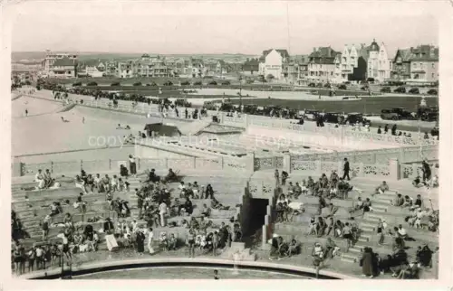 AK / Ansichtskarte LE TOUQUET-PARIS-PLAGE Le Montreuil 62 Pas-de-Calais Esplanade Plongeoir Strand Strandpromenade Badegaeste Hotel Autos Treppen